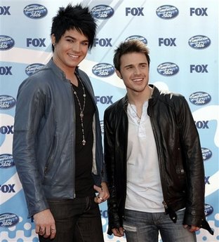 capt.96fa3ec6915e441588e42999a537c0b5.american_idol_finale_arrivals_cadc104.jpg